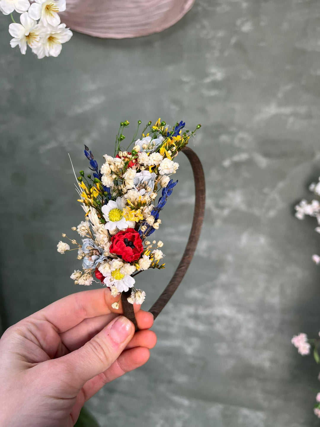 Florales Volksstirnband mit Wildblumen, Lavendel, Schleierkraut und gelben Blüten