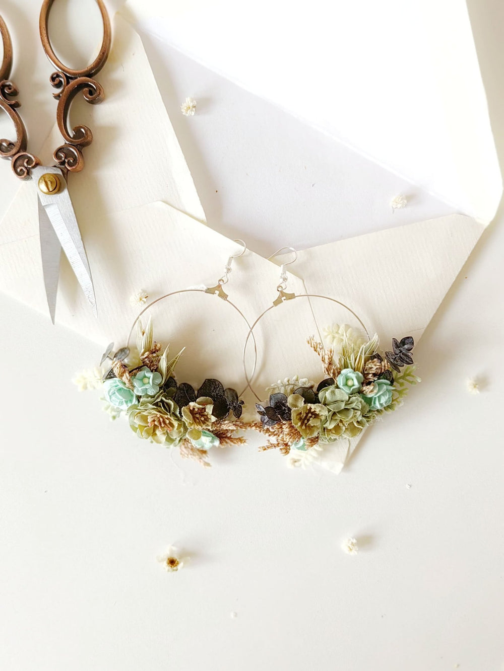 Green Flower Circle Earrings: Boho Wedding Jewelry – handmade floral hair accessory by magaela