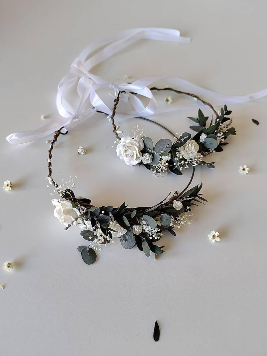 Weiß-grünes Eukalyptus-Brautset – Brautstrauß, Brautjungfernsträuße, Haarkämme, Anstecker, Blumenkränze, Stirnband, Armband und Gürtel
