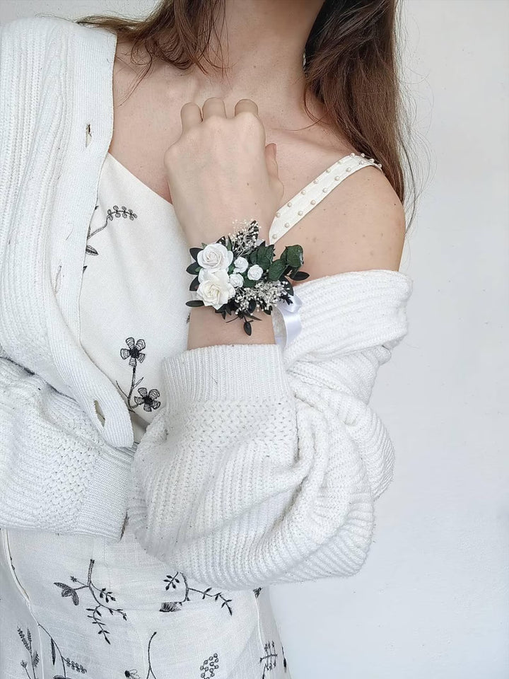 Weiß-grünes Eukalyptus-Brautset – Brautstrauß, Brautjungfernsträuße, Haarkämme, Anstecker, Blumenkränze, Stirnband, Armband und Gürtel