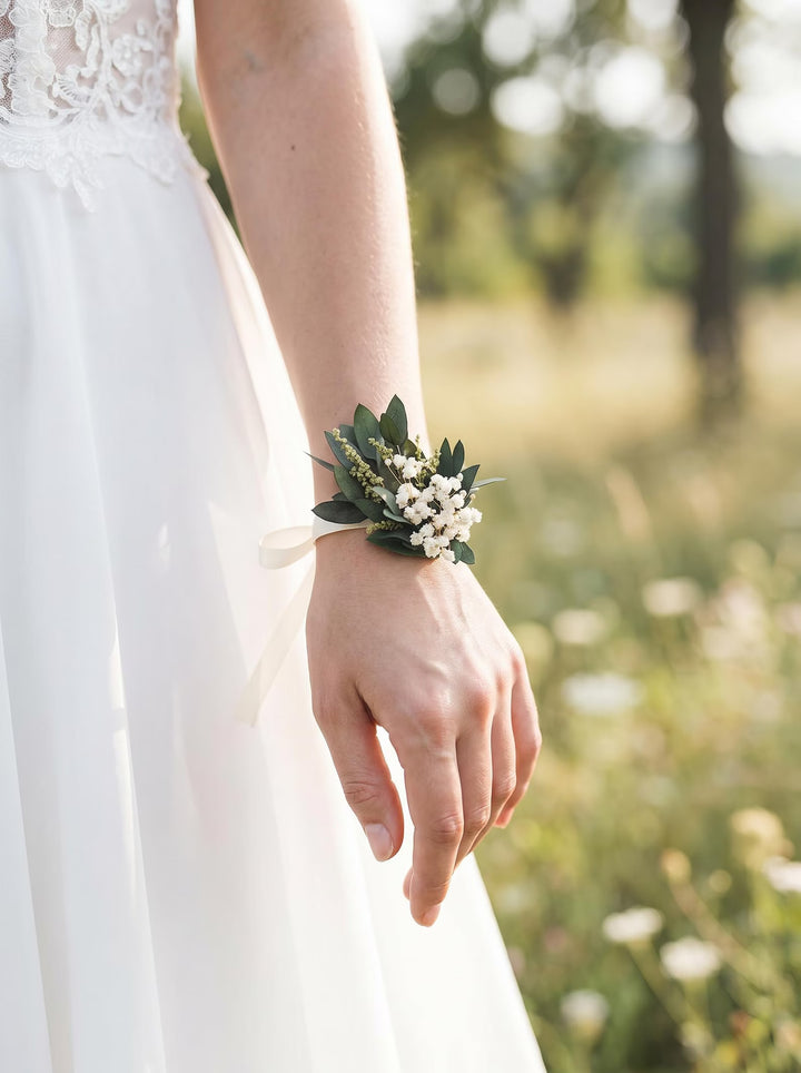 Grünes Hochzeitsarmband: Elfenbeinfarbenes Blumen-Corsage für die Brautjungfern