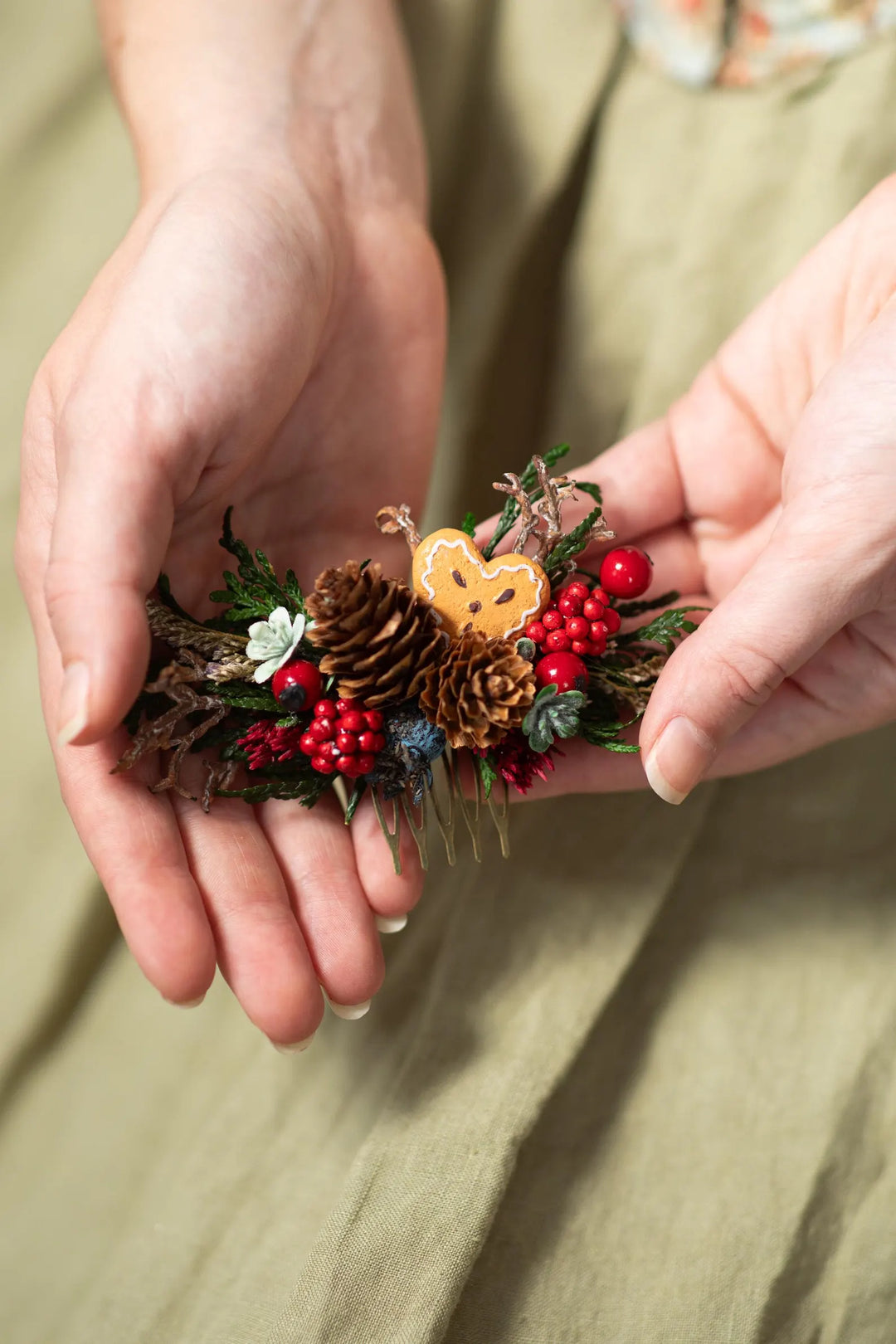 Christmas Comb & Pins Set – Gingerbread Holiday Accessories for Braids | Winter Wedding Hairpiece – handmade floral hair accessory by magaela