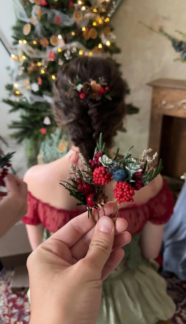 Christmas Comb & Pins Set – Gingerbread Holiday Accessories for Braids | Winter Wedding Hairpiece – handmade floral hair accessory by magaela