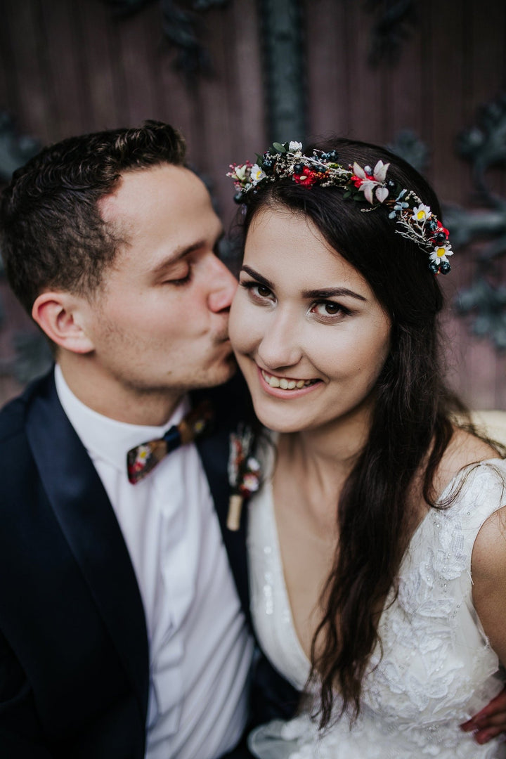 Floral Wooden Bow Tie: Folk Style Resin Wedding Accessory – handmade floral hair accessory by magaela