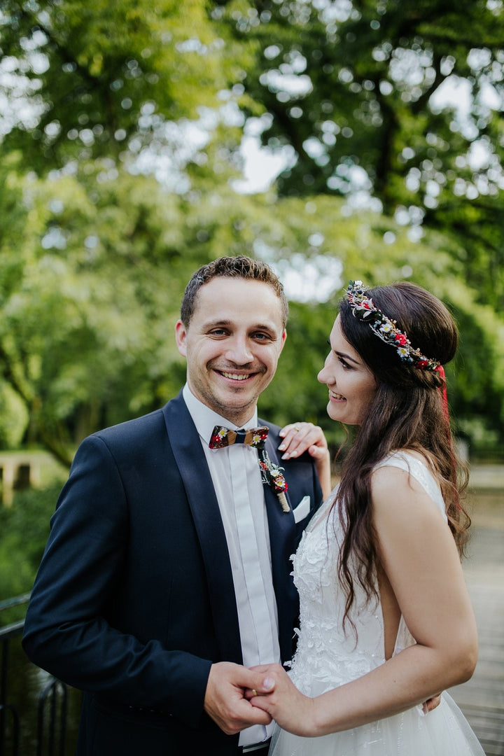 Floral Wooden Bow Tie: Folk Style Resin Wedding Accessory – handmade floral hair accessory by magaela