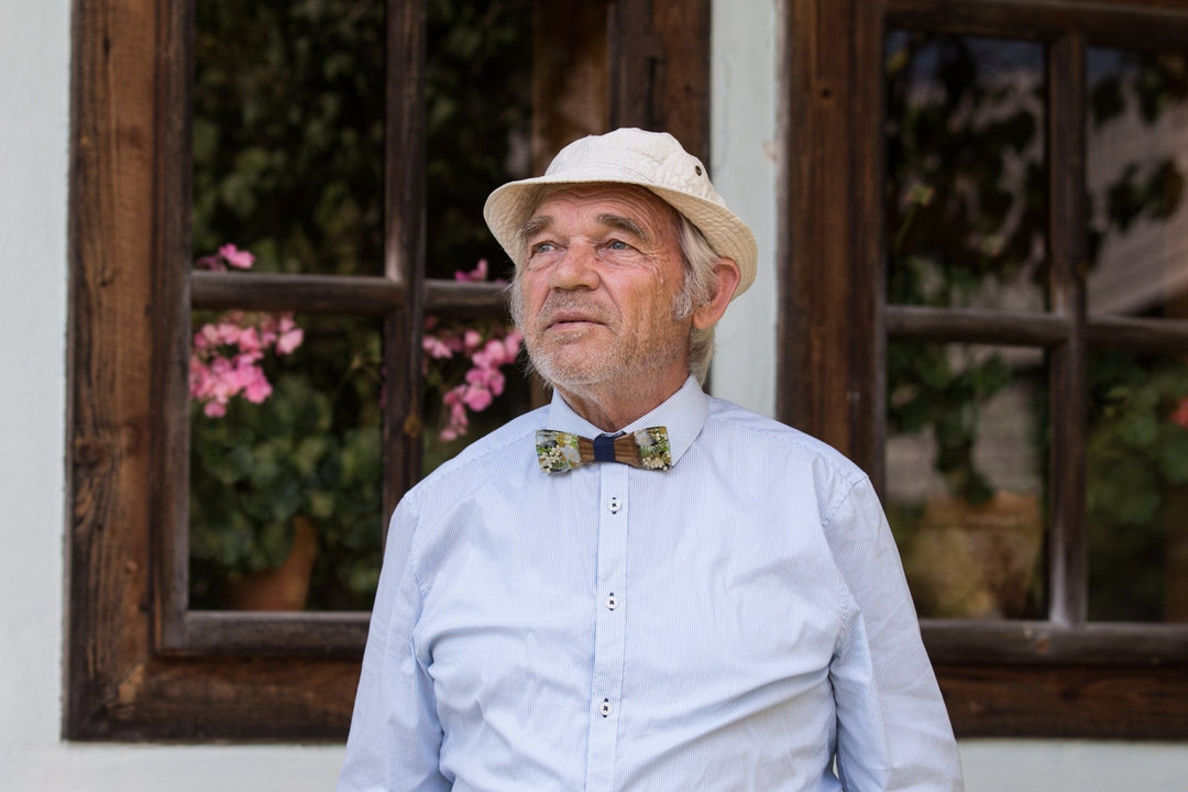 Floral Wooden Bow Tie: Handmade Groom's Accessory – handmade floral hair accessory by magaela