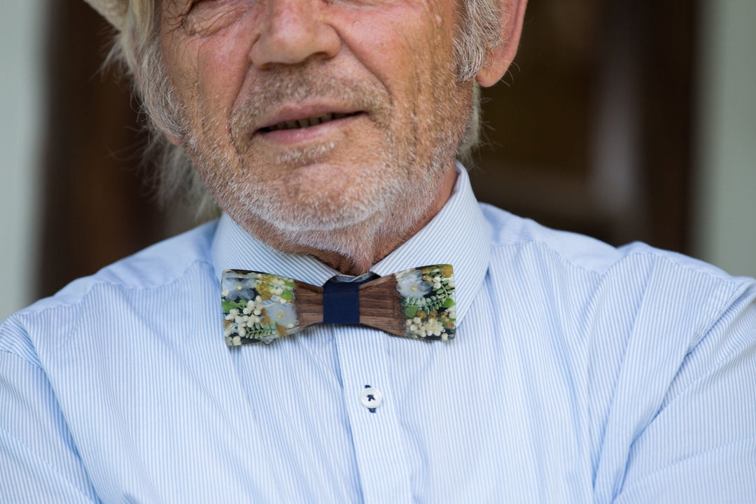Floral Wooden Bow Tie: Handmade Groom's Accessory – handmade floral hair accessory by magaela
