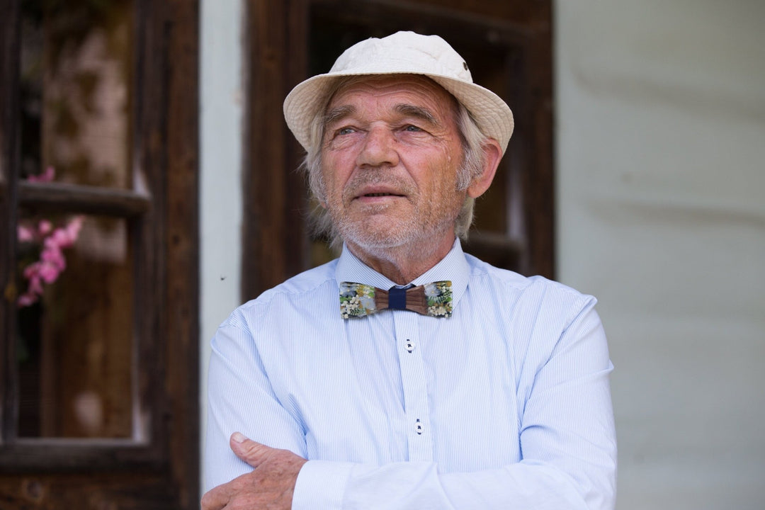 Floral Wooden Bow Tie: Handmade Groom's Accessory – handmade floral hair accessory by magaela