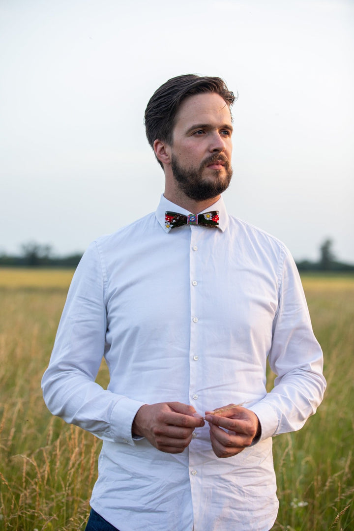 Floral Resin Wooden Bow Tie: Folk Wedding Accessory – handmade floral hair accessory by magaela