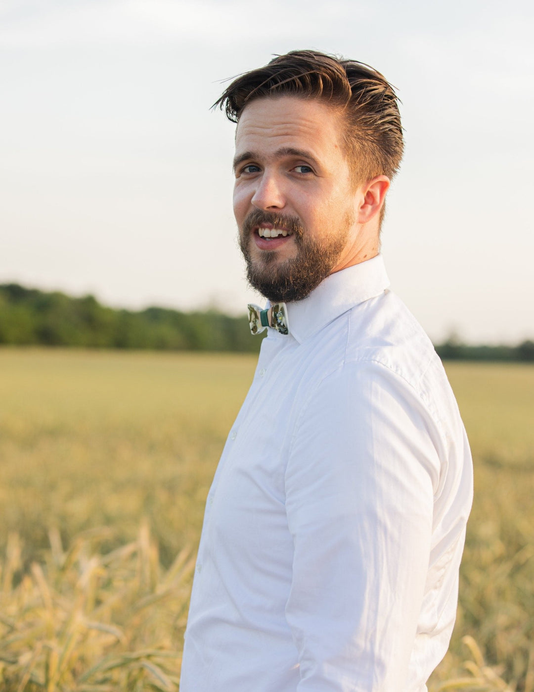 Floral Resin Wooden Bow Tie: Green & White Wedding Accessory – handmade floral hair accessory by magaela