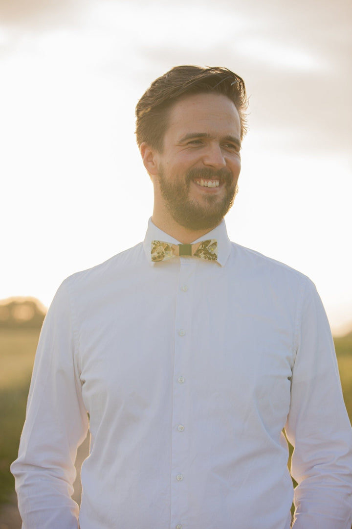 Floral Resin Wooden Bow Tie: Green & White Wedding Accessory – handmade floral hair accessory by magaela