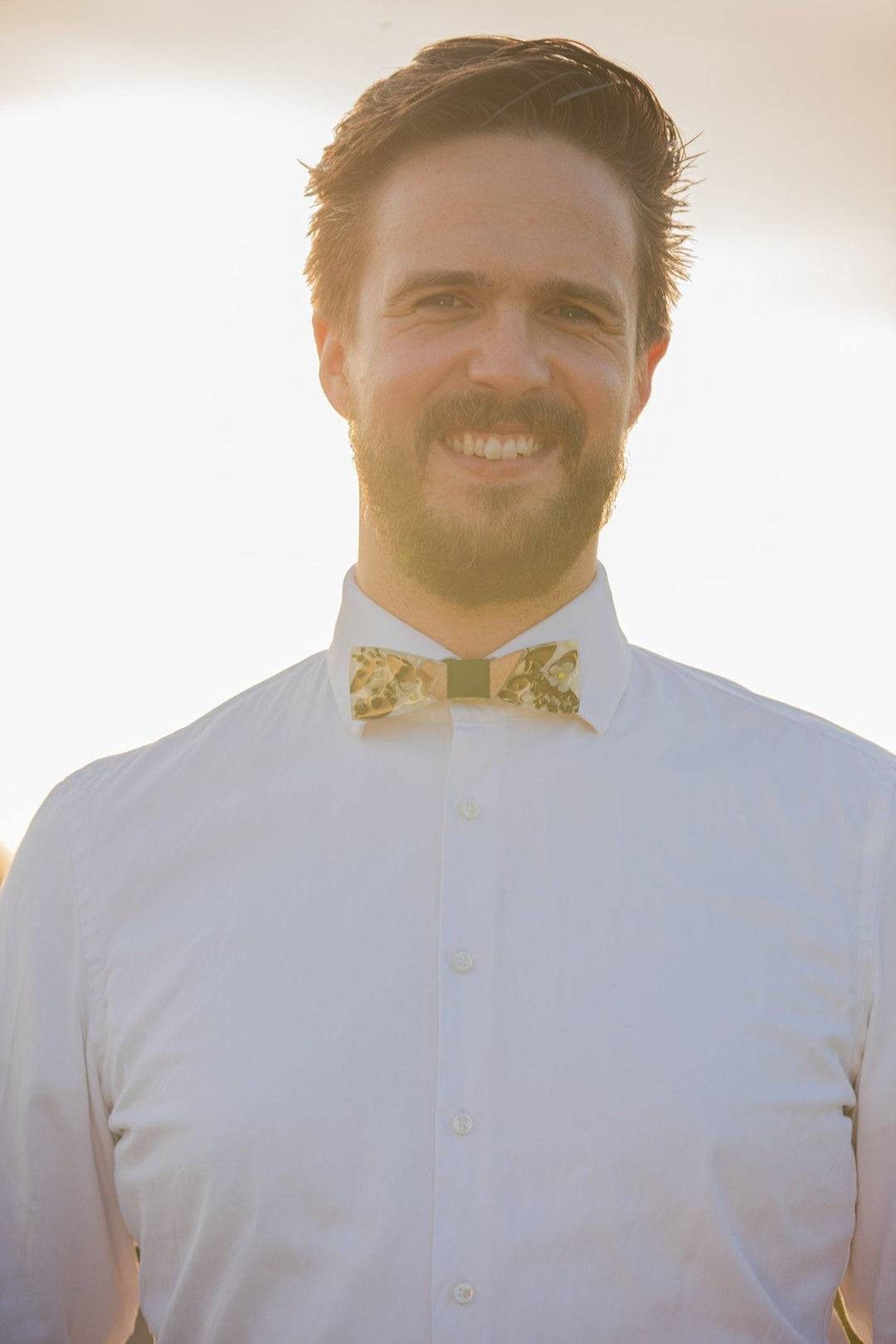 Floral Resin Wooden Bow Tie: Green & White Wedding Accessory – handmade floral hair accessory by magaela