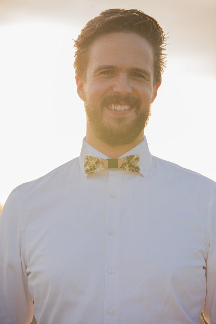 Floral Resin Wooden Bow Tie: Green & White Wedding Accessory – handmade floral hair accessory by magaela