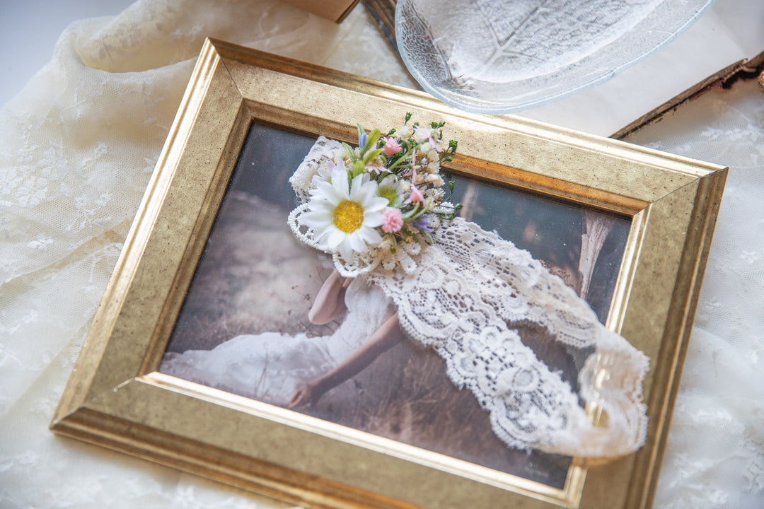 Daisy Wedding Garter: Elegant Lace Bridal Accessory – handmade floral hair accessory by magaela