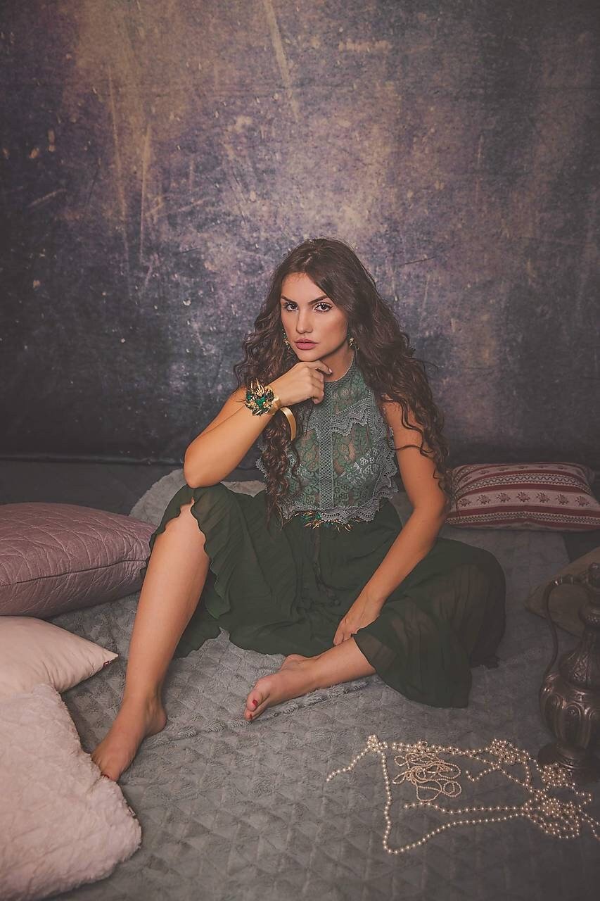 Emerald Golden Floral Bracelet: Elegant Wedding Jewelry – handmade floral hair accessory by magaela