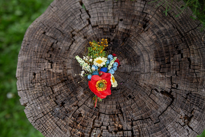Folk Wedding Boutonniere: Poppy Groom Accessory – handmade floral hair accessory by magaela