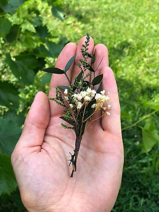Greenery Wedding Boutonniere: Natural Baby's Breath Groom Accessory – handmade floral hair accessory by magaela