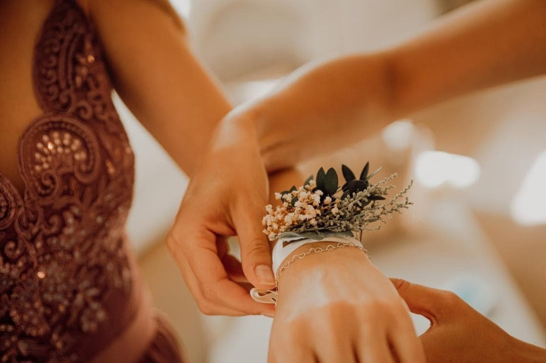 Greenery Wedding Bracelet: Ivory Floral Bridesmaid Corsage – handmade floral hair accessory by magaela