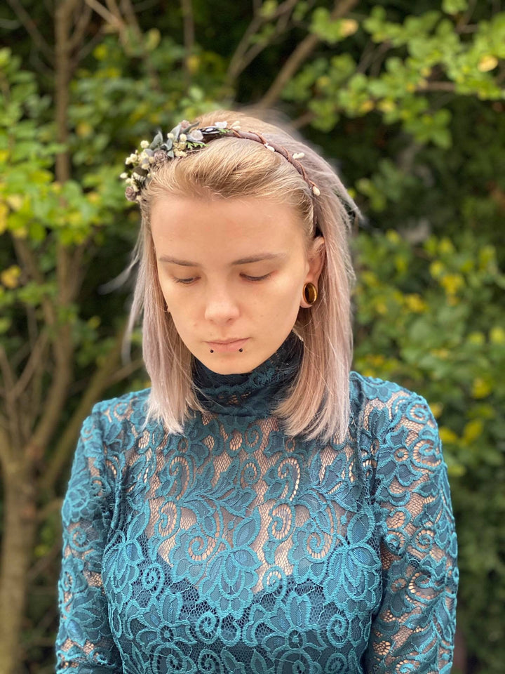 Winter Flower Headband: Pine Cone Christmas Bridal Hairband – handmade floral hair accessory by magaela