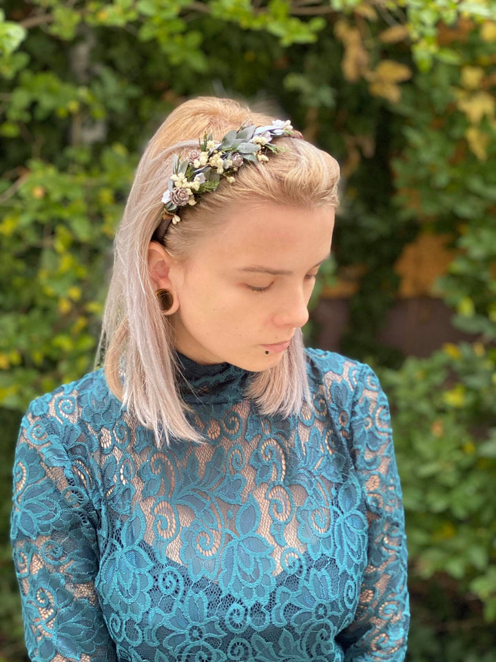 Winter Flower Headband: Pine Cone Christmas Bridal Hairband – handmade floral hair accessory by magaela