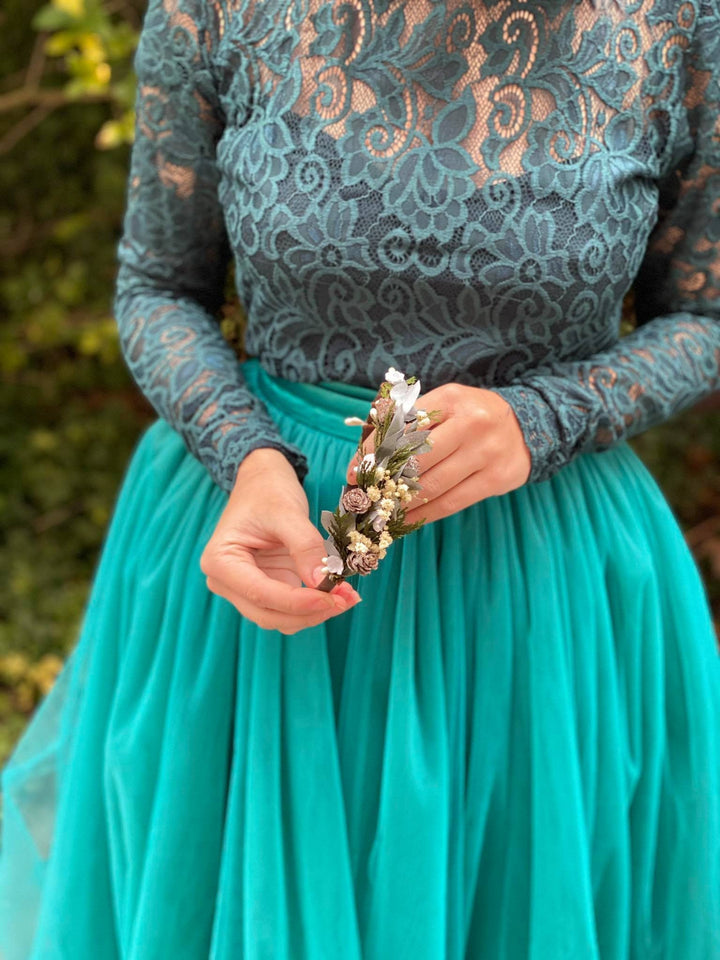 Winter Flower Headband: Pine Cone Christmas Bridal Hairband – handmade floral hair accessory by magaela