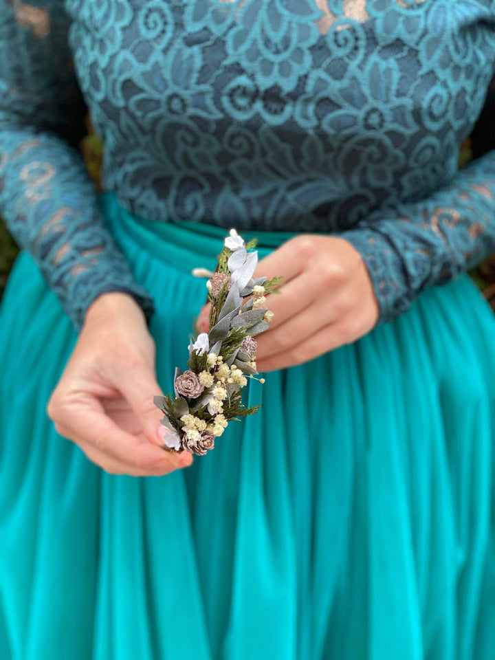 Winter Flower Headband: Pine Cone Christmas Bridal Hairband – handmade floral hair accessory by magaela
