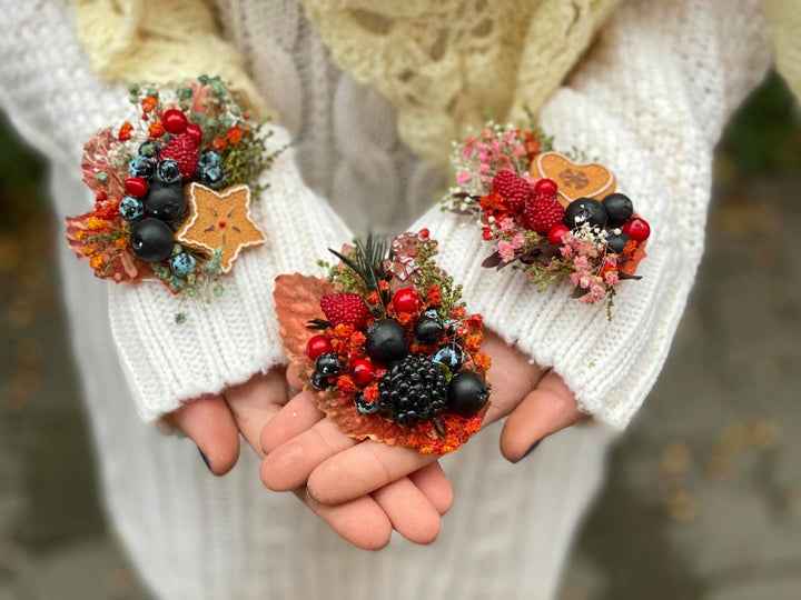 Christmas Flower Brooch: Gingerbread, Berries, Woodland Wedding – handmade floral hair accessory by magaela