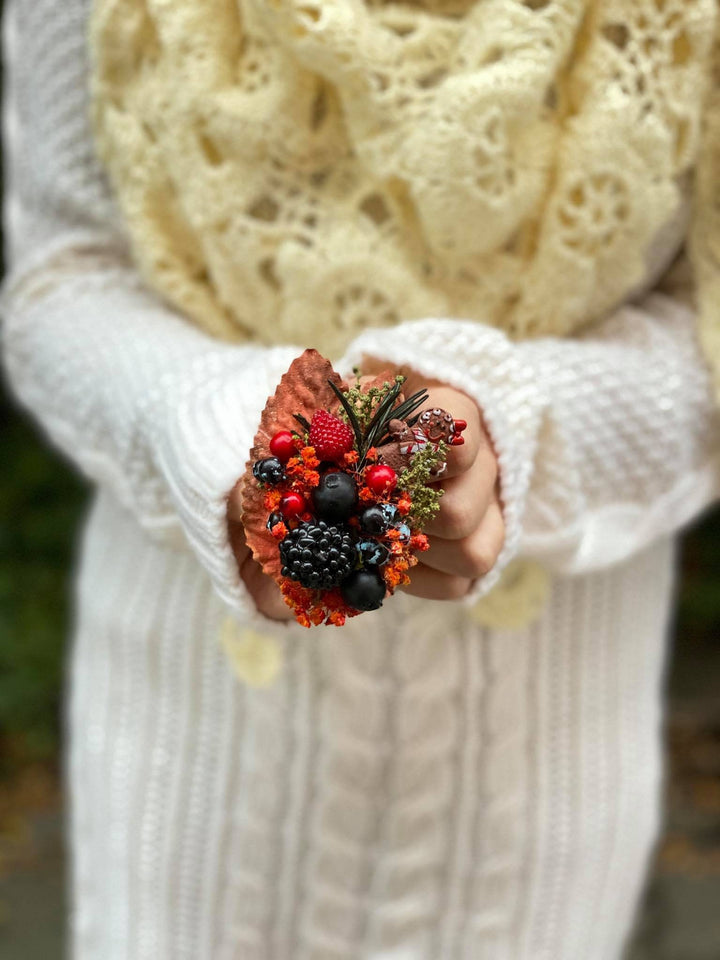 Christmas Flower Brooch: Gingerbread, Berries, Woodland Wedding – handmade floral hair accessory by magaela
