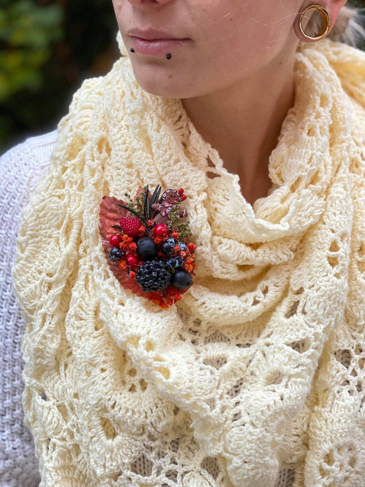 Christmas Flower Brooch: Gingerbread, Berries, Woodland Wedding – handmade floral hair accessory by magaela