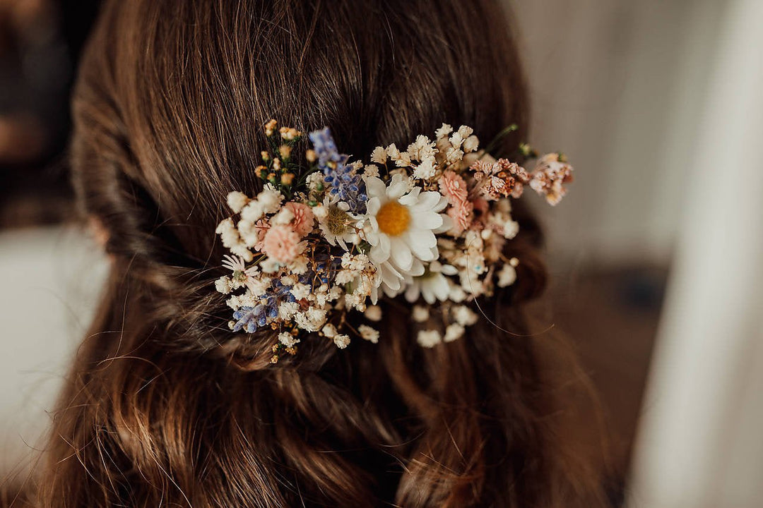 Meadowy Wedding Hair Comb: Daisy & Baby's Breath Bridal Accessory – handmade floral hair accessory by magaela