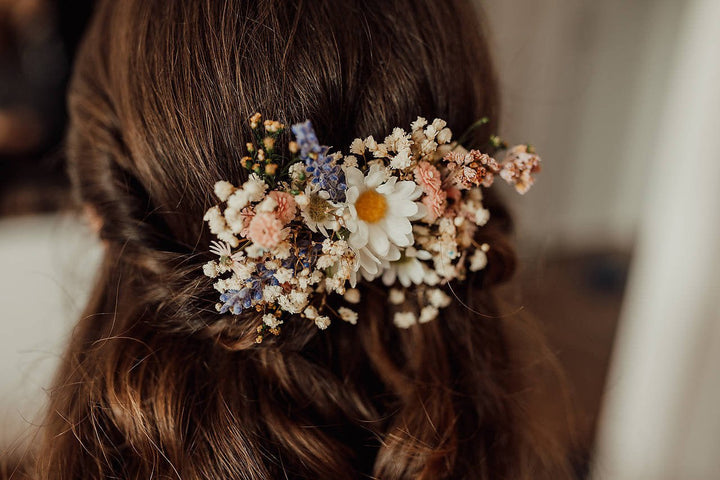 Meadowy Wedding Hair Comb: Daisy & Baby's Breath Bridal Accessory – handmade floral hair accessory by magaela