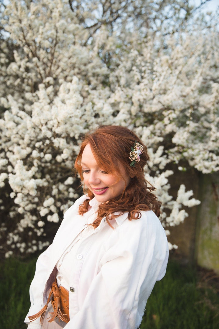 Bridal Flower Hair Comb: Baby's Breath, Pink & Beige Headpiece – handmade floral hair accessory by magaela