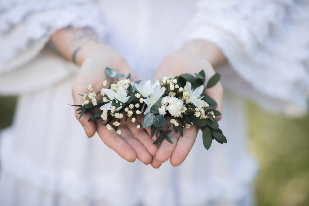 Boho Bridal Hair Comb: Preserved Eucalyptus & White Flowers – handmade floral hair accessory by magaela