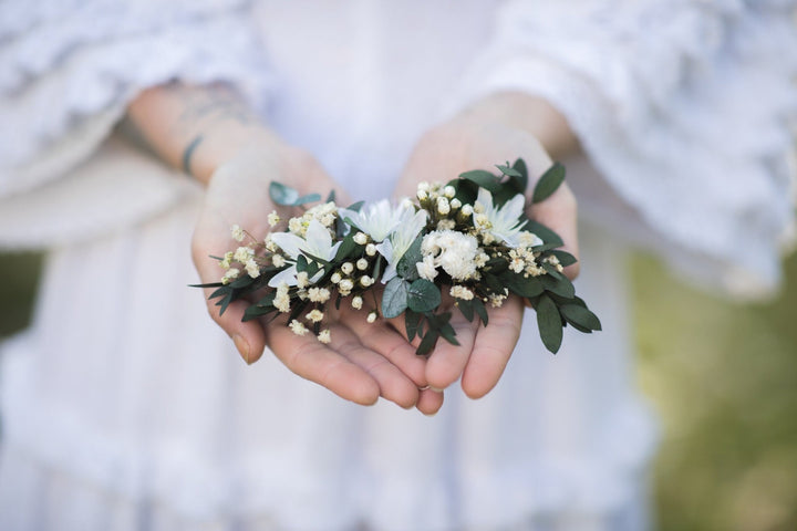 Boho Bridal Hair Comb: Preserved Eucalyptus & White Flowers – handmade floral hair accessory by magaela