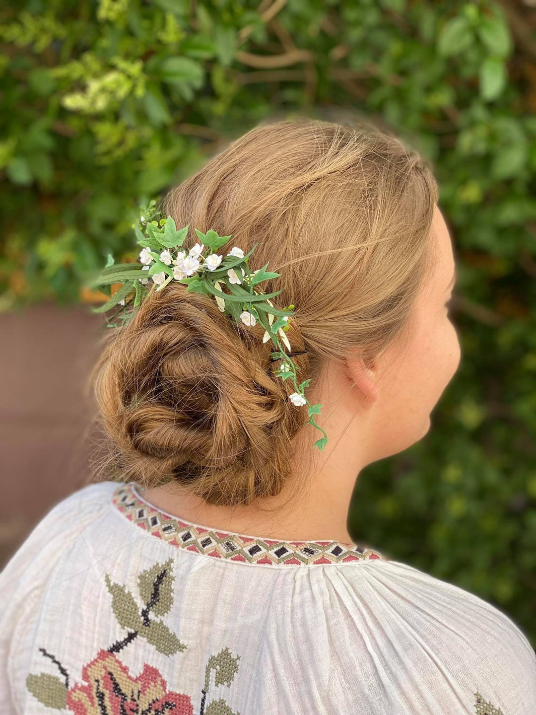 Green & White Flower Hair Comb: Minimalist Wedding Hair Jewelry – handmade floral hair accessory by magaela