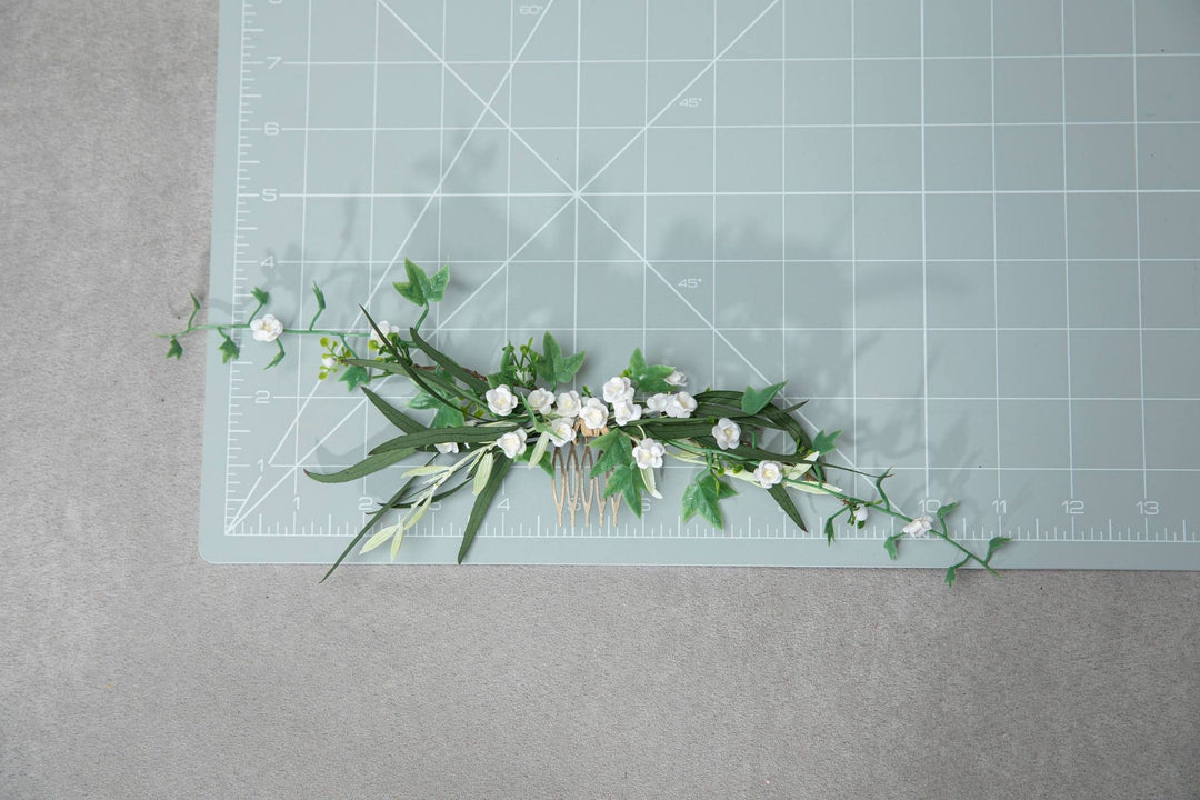 Green & White Flower Hair Comb: Minimalist Wedding Hair Jewelry – handmade floral hair accessory by magaela