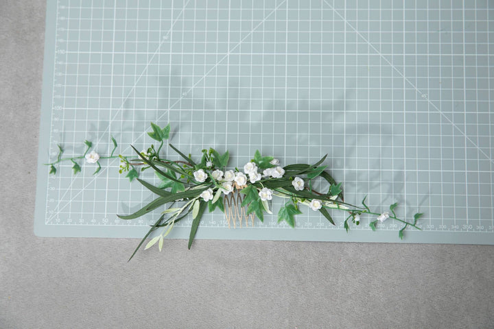 Green & White Flower Hair Comb: Minimalist Wedding Hair Jewelry – handmade floral hair accessory by magaela
