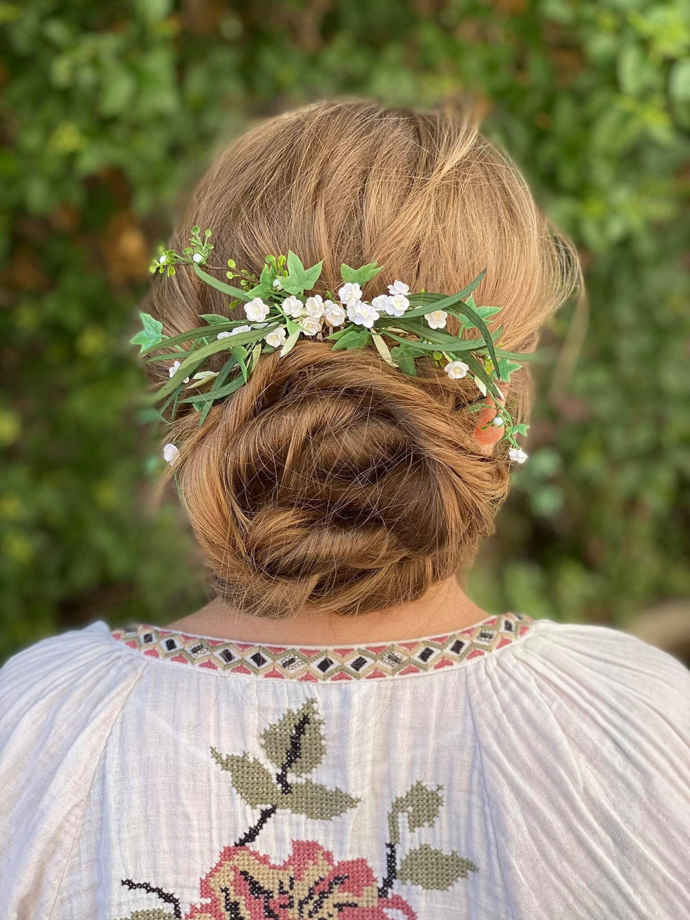 Green & White Flower Hair Comb: Minimalist Wedding Hair Jewelry – handmade floral hair accessory by magaela