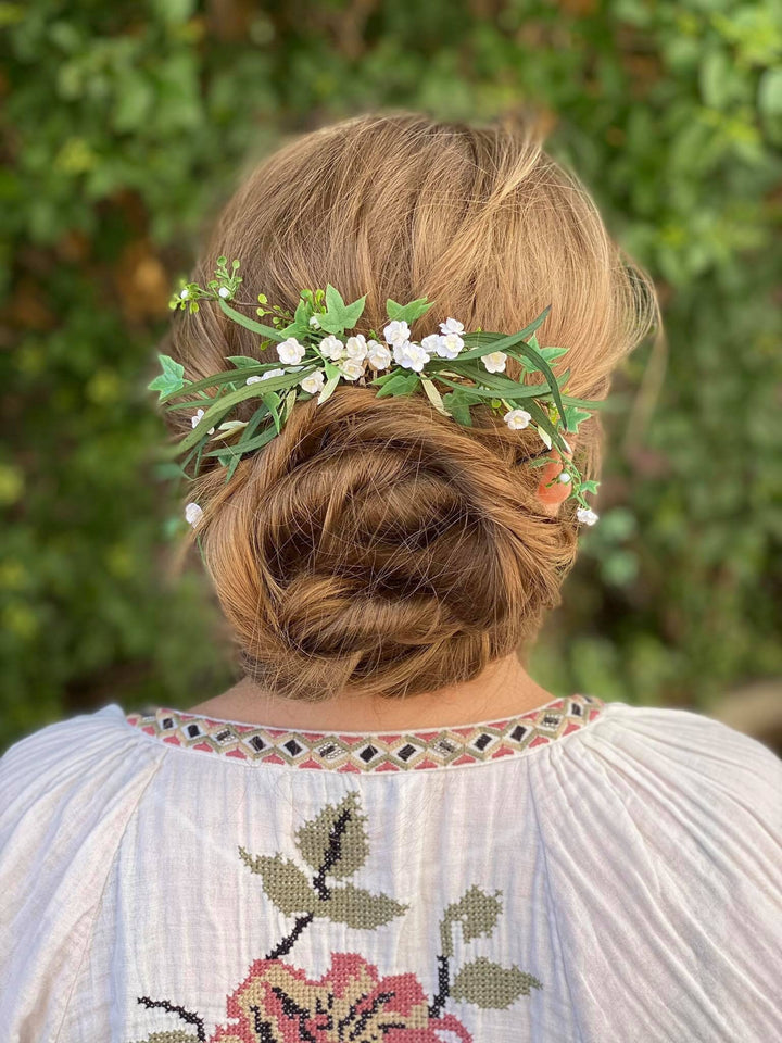 Green & White Flower Hair Comb: Minimalist Wedding Hair Jewelry – handmade floral hair accessory by magaela