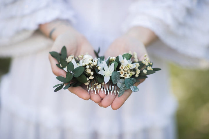 Boho Bridal Hair Comb: Preserved Eucalyptus & White Flowers – handmade floral hair accessory by magaela