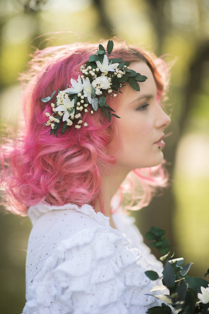 Boho Bridal Hair Comb: Preserved Eucalyptus & White Flowers – handmade floral hair accessory by magaela