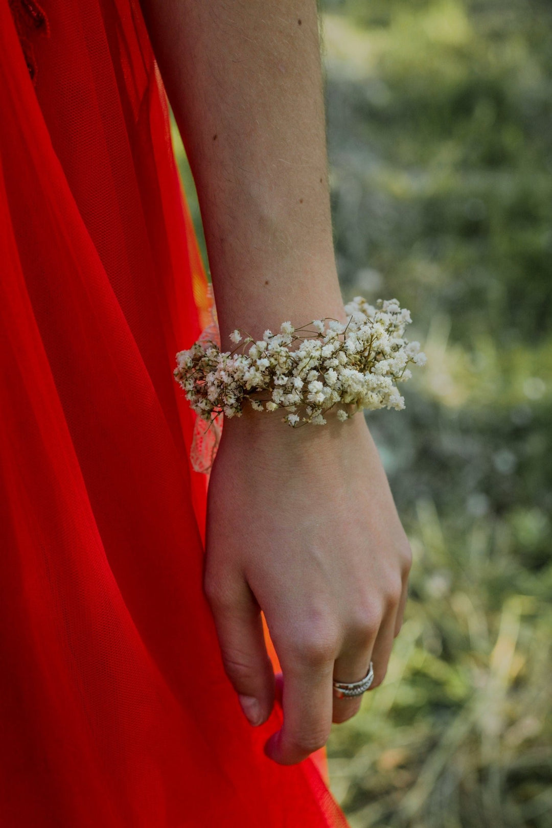 Ivory Baby's Breath Flower Bracelet: Natural Bridal Jewelry – handmade floral hair accessory by magaela