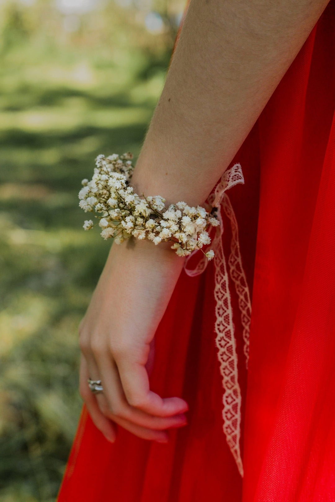 Ivory Baby's Breath Flower Bracelet: Natural Bridal Jewelry – handmade floral hair accessory by magaela