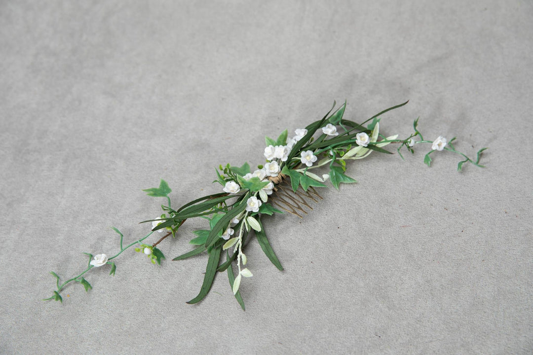 Green & White Flower Hair Comb: Minimalist Wedding Hair Jewelry – handmade floral hair accessory by magaela