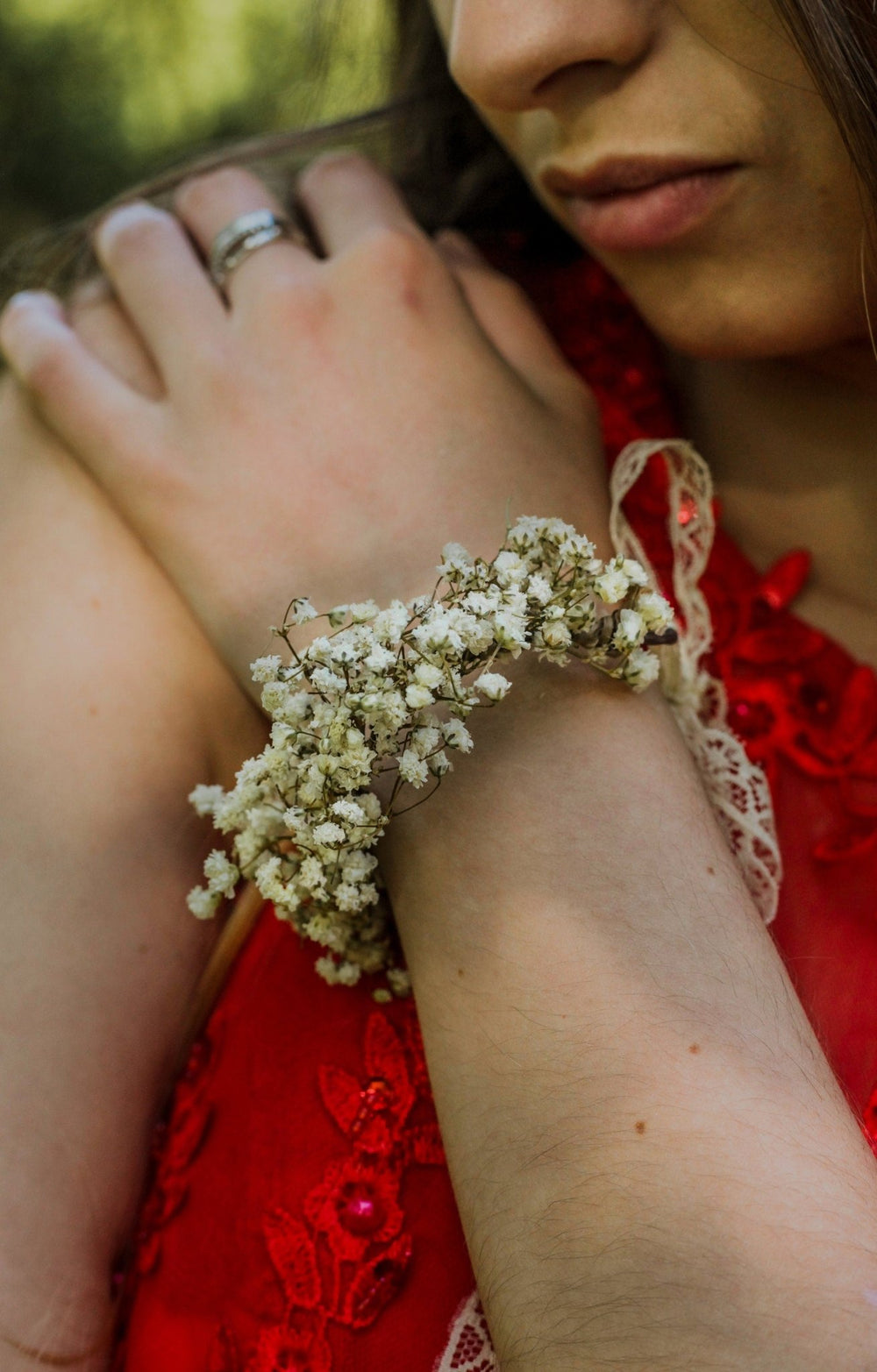 Ivory Baby's Breath Flower Bracelet: Natural Bridal Jewelry – handmade floral hair accessory by magaela