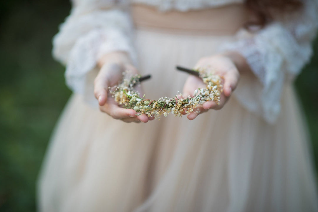 Beige Dried Flower Headband: Rustic Gypsophila Wedding Hairpiece – handmade floral hair accessory by magaela