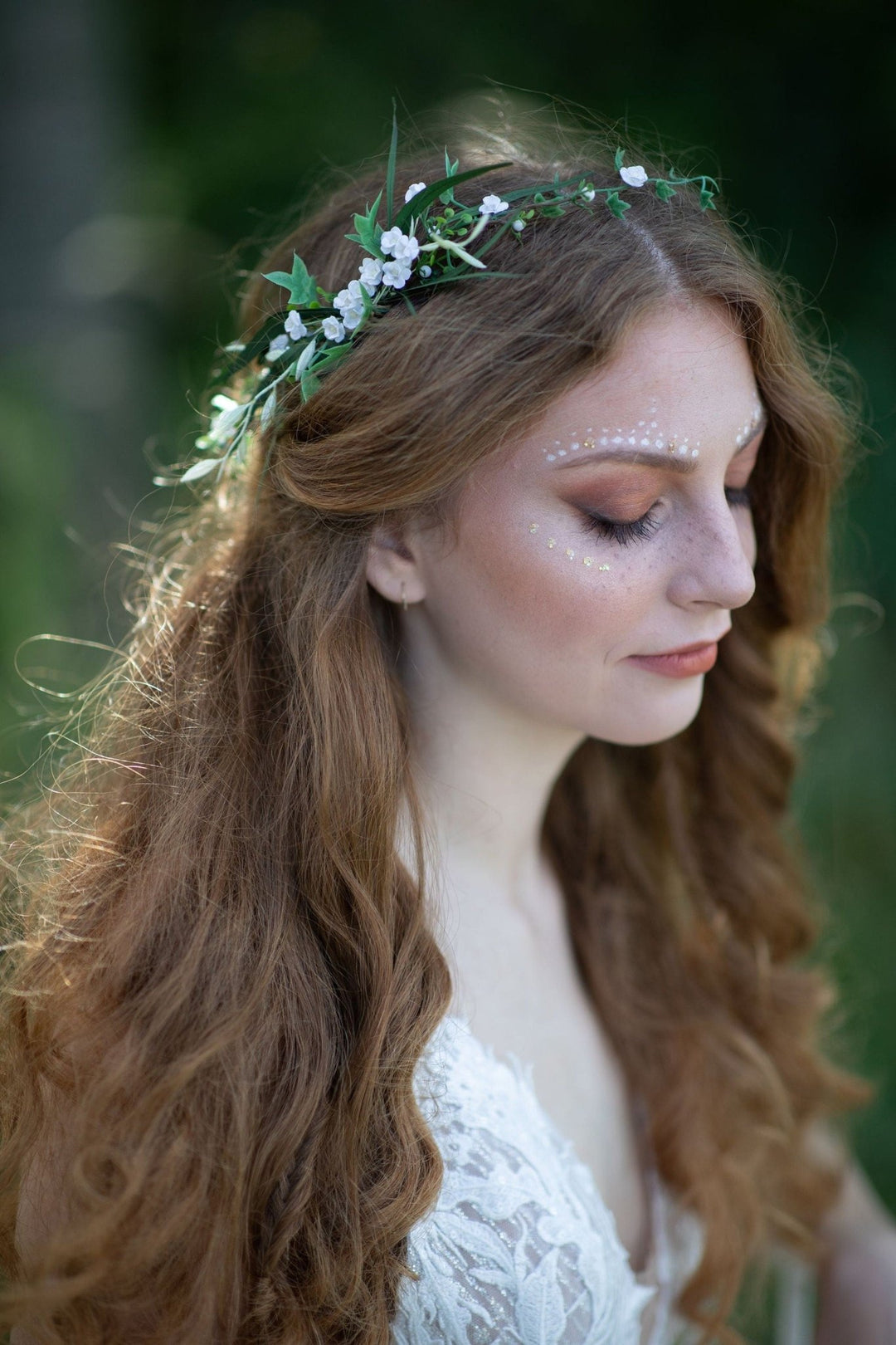 Green & White Flower Hair Comb: Minimalist Wedding Hair Jewelry – handmade floral hair accessory by magaela