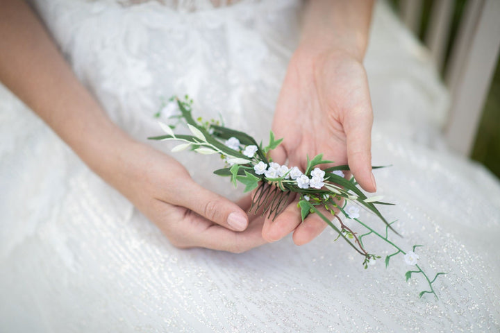 Green & White Flower Hair Comb: Minimalist Wedding Hair Jewelry – handmade floral hair accessory by magaela