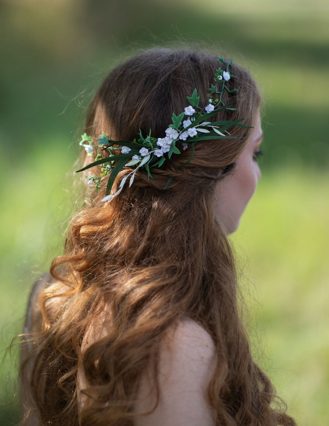 Green & White Flower Hair Comb: Minimalist Wedding Hair Jewelry – handmade floral hair accessory by magaela