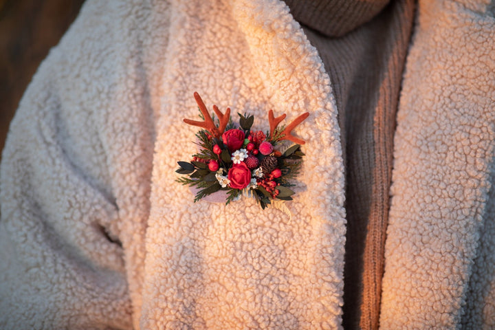 Winter Floral Reindeer Brooch: Woodland Berries & Antlers – handmade floral hair accessory by magaela
